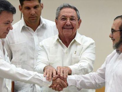 Video: President Santos (l) and FARC leader “Timochenko” shake hands.