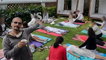 Yoga instructor León Ferrara – the other identity of Jorge Rueda Landeros – gesturing to his class.