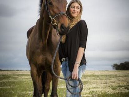 Raquel Muguiro standing with her horse in Badajoz in 2014.