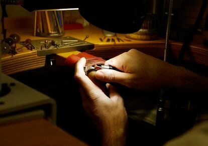 A Chaumet artisan creates a piece of jewelry.