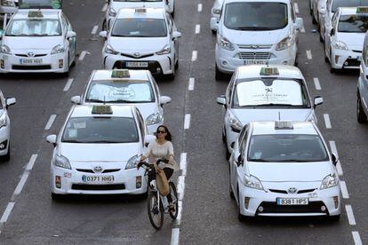 Taxi drivers continued to block Paseo de la Castellana in Madrid on Wednesday.