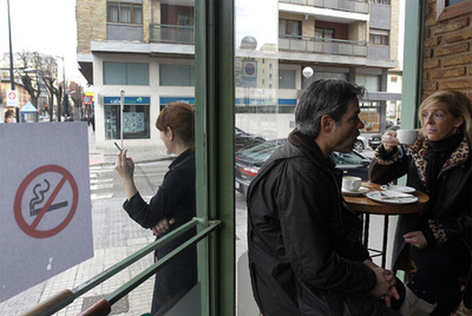 Smokers abide by Spain's tough new tobacco laws News EL PAÍS in English