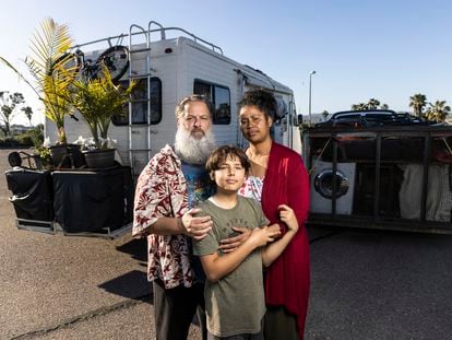 Chris and Julienna Endres with their son Ayden in front of their motorhome in a San Diego (California) parking lot.