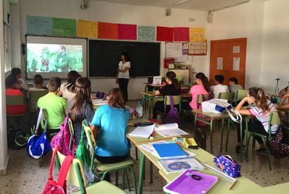 Students attend a talk on LGBTQ+ rights in Murcia.