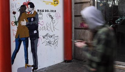 A drawing by the artist TvBoy of Spanish PM Mariano Rajoy kissing Ciudadanos candidate Inés Arrimadas.