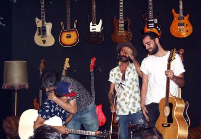 Xoel hugs Pedro at one of the gigs in Headbanger. To the right, Leiva and the singer from the band Dinero.