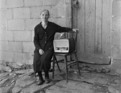 Virxilio Vieitez&#039;s photograph of an old Galician woman and her radio. 