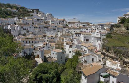 Setenil de las Bodegas, a mountain town of 2,700 people, is a labyrinth of alleys and white houses. Highlights include the 14th-15th century castle-fortress, the Nuestra Señora de la Encarnación parish church and the hermitages of Nuestra Señora del Carmen and San Sebastián.