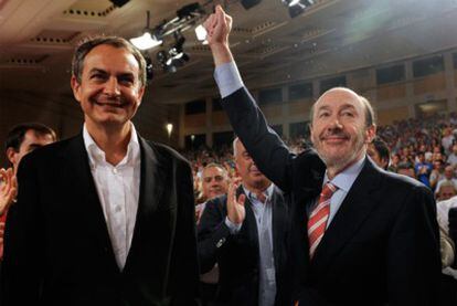 Rubalcaba, accompanied by Zapatero, responds to the applause from the assembled Socialist Party members on Saturday.