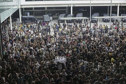 Independence supporters filled Barcelona airport on Monday.