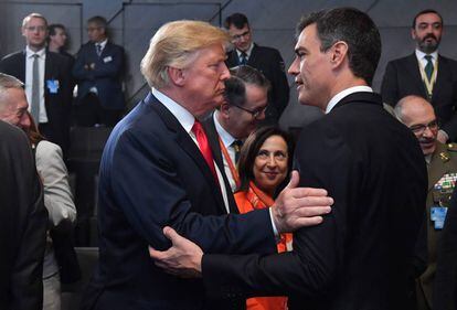 Donald Trump greets Pedro Sánchez at last year’s NATO summit in Brussels.