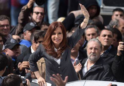 Fernández de Kirchner greets crowds after court appearance.