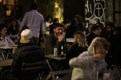 A sidewalk café in Barcelona in May.