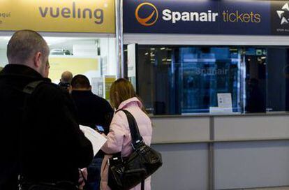 Empty Spanair counters on Saturday at Barcelona's El Prat airport.