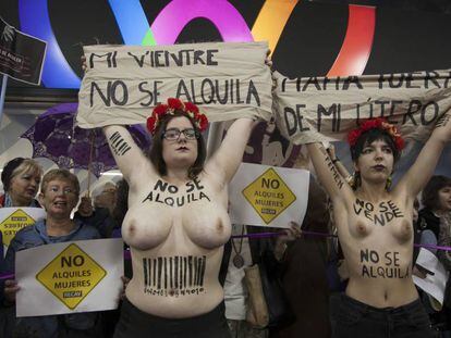 Anti-surrogacy protest in front of a Madrid hotel.