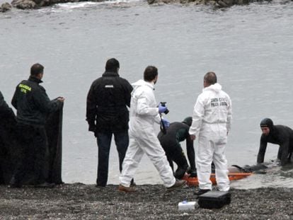 The Civil Guard recovers a body on El Tarajal beach in Ceuta in February 2014.