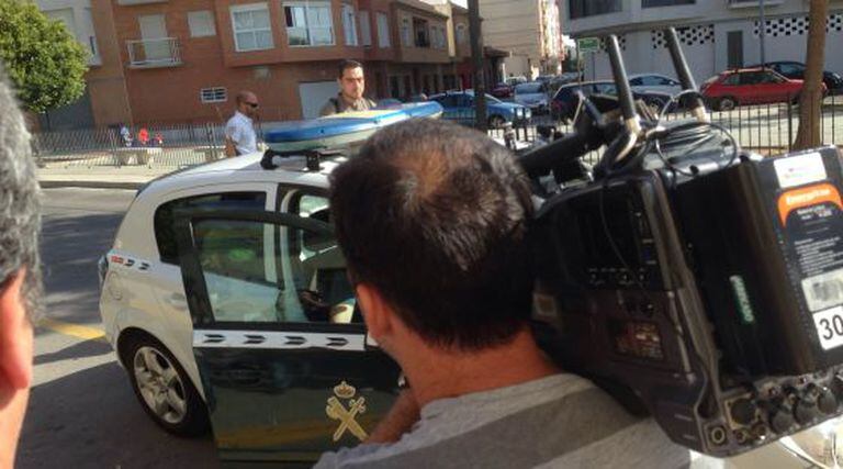 El detenido por apología para la comisión de asesinato, a su llegada al juzgado en un vehículo de la Guardia Civil.