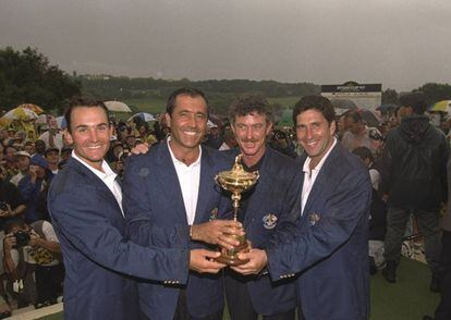 Ignacio Garrido, Seve Ballesteros, Miguel Ángel Jiménez and Chema Olazabal with the 1997 Ryder Cup trophy.