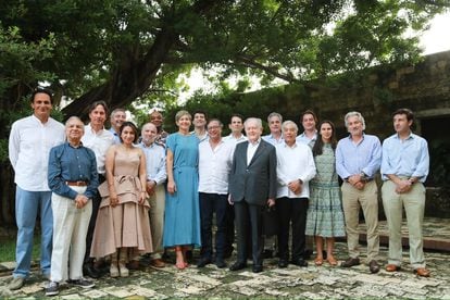 Gustavo Petro junto a su esposa y ministros