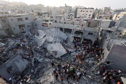 Palestinians search for casualties, at the site of Israeli strikes on houses, amid the ongoing conflict between Israel and Palestinian Islamist group Hamas, at the Magazi Refugee Camp, in central Gaza Strip, November 5, 2023.