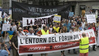 Barcelona residents marching against Mayor Ada Colau.