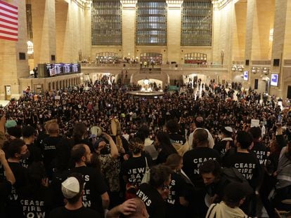 Thousands of Jewish and Palestinians protesters take over the Grand Central lobby during protest demanding immediate ceasefire of attacks to Gaza by Israeli forces, on Friday, Oct. 27, 2023, in New York.