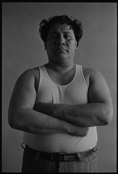 Oscar Zeta Acosta in 1971, in a portrait of Annie Leibovitz that recovers the documentary 'The Rise and Fall of the Brown Buffalo'.
