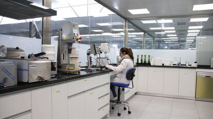 A laboratory in the Acesur oil company in Vilches, Jaén, where the oil frying experiment is taking place.