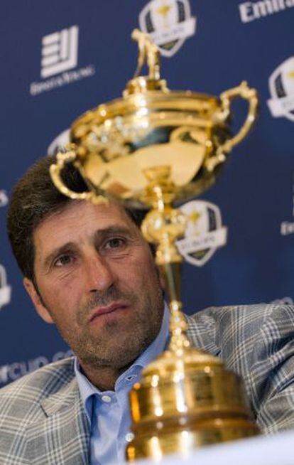 Olazábal with the Ryder Cup trophy on Tuesday.