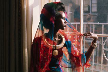 In her early days, despite being a cosmopolitan and educated young woman, Iman wore typical African clothes that befit the tribal image others ascribed to her.