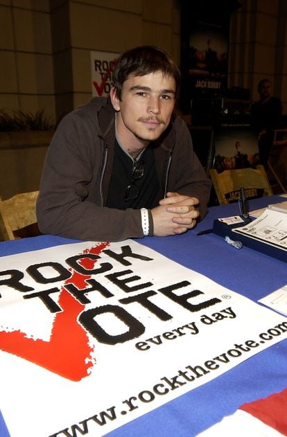 Josh Hartnett campaigning for Democratic candidate John Kerry in 2004, in what he now describes as a bad career move.