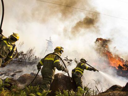 Firefighters try to extinguish the blaze in Monte Pindo. 
