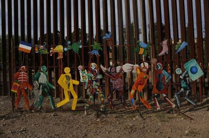 An ad-hoc art installation on the Mexican side of the border fence at Nogales.