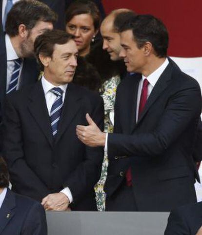 PP spokesperson Rafael Hernando (l) with Socialist leader Pedro Sánchez at Monday’s military parade in Madrid.