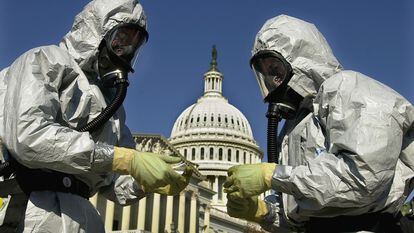 Marines demonstrate clean-up techniques during a press conference after the anthrax attacks, on october 2001, in Washington D. C.