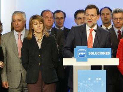 Mariano Rajoy speaks to the media, surrounded by the PP’s executive committee, on February 11, 2009.