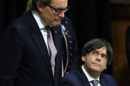 Artur Mas (left) will likely play a mentoring role for Carles Puigdemont, his replacement at the helm of the Catalan government.