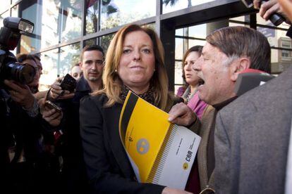Ex-CAM director Mar&iacute;a Dolores Amor&oacute;s is hounded by the public on Friday.