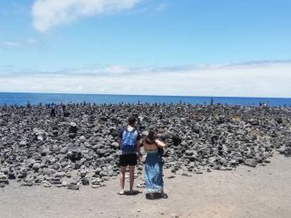 Volunteers plan to remove hundreds of the man-made piles due to their negative impact on the environment, given that they threaten the island’s flora and fauna