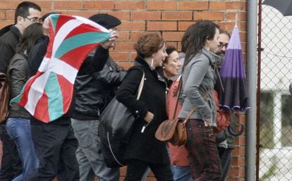 In&eacute;s del R&iacute;o (third from right) leaves an A Coru&ntilde;a jail on Tuesday, accompanied by her lawyer and members of her family.