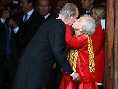 Elena Poniatowska greeting King Juan Carlos at the Cervantes award ceremony.
