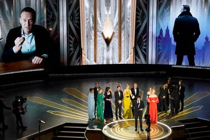 Daniel Roher and part of the crew of the documentary 'Navalny' about the Russian dissident, receive the Oscar for Best Documentary Feature.