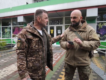 Serhiy Fedorechk (left) at the Kharkiv Rehabilitation Center, which is run by Colonel Oleksandr Vasilkovskiy (right). 