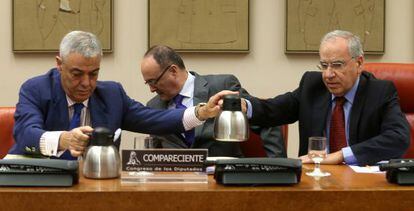 The governor of the Bank of Spain Luis Linde (center) addressing the congressional budget committee on October 4