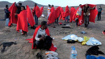 Migrantes llegados en patera el pasado 27 de diciembre al municipio de Pájara, en el sur de Fuerteventura.  