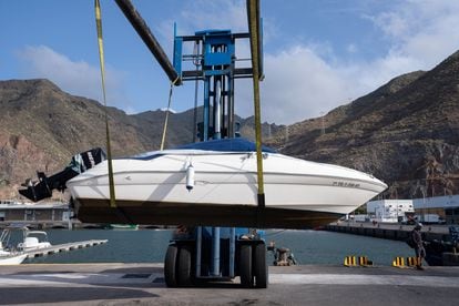 Tomás Gimeno's boat is taken out of the water for a new inspection in  Santa Cruz de Tenerife.