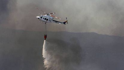 The Infoca helicopter team fights the fire at Riotinto.