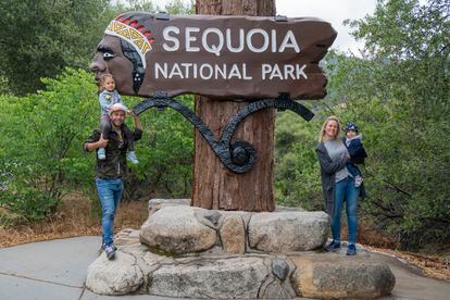 Adrián Rodríguez and Gosia Bendrat, with their children Daniela and Óliver, at the Sequoia National Park, in California.