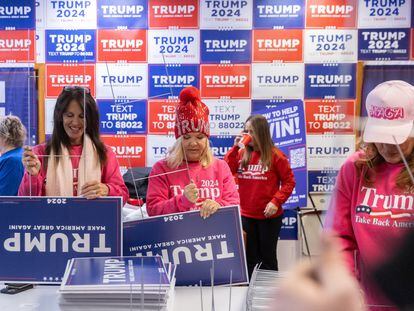 Volunteers at the Donald Trump campaign offices in Urbandale (Iowa), this Saturday.