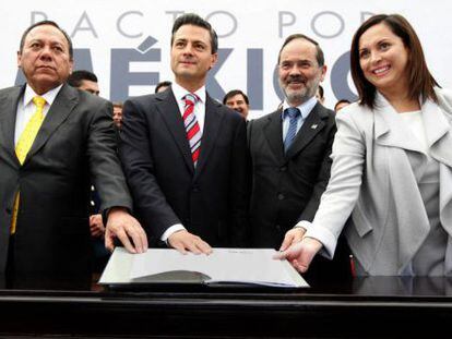 From left: Jes&uacute;s Zambrano (PRD), Pe&ntilde;a Nieto, Gustavo Madero (PAN) and Cristina D&iacute;az (PRI) sign the pact. 